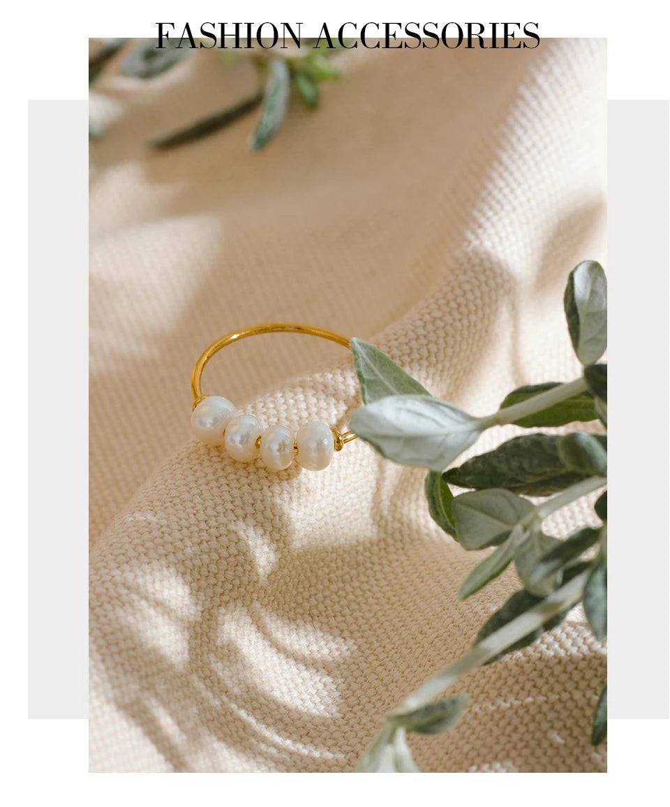 Freshwater pearl geometric ring in 18K gold-plated stainless steel with freshwater pearl.