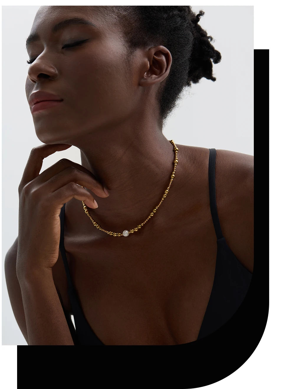 Freshwater pearl geometric necklace in 18K gold-plated stainless steel with freshwater pearl.