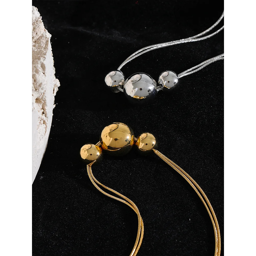 Beaded geometric chain necklace in gold-plated 316L stainless steel.