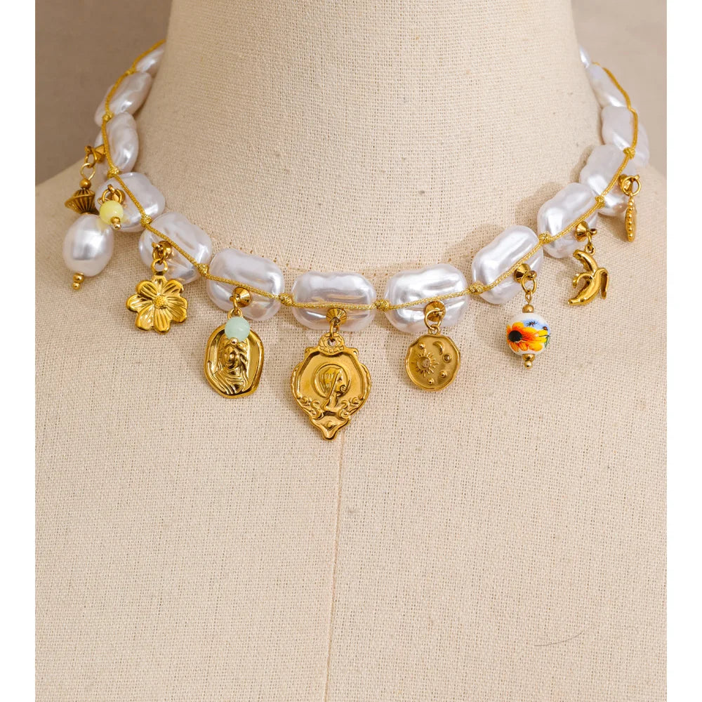Pearl heart flower necklace in gold-plated stainless steel with pearl.