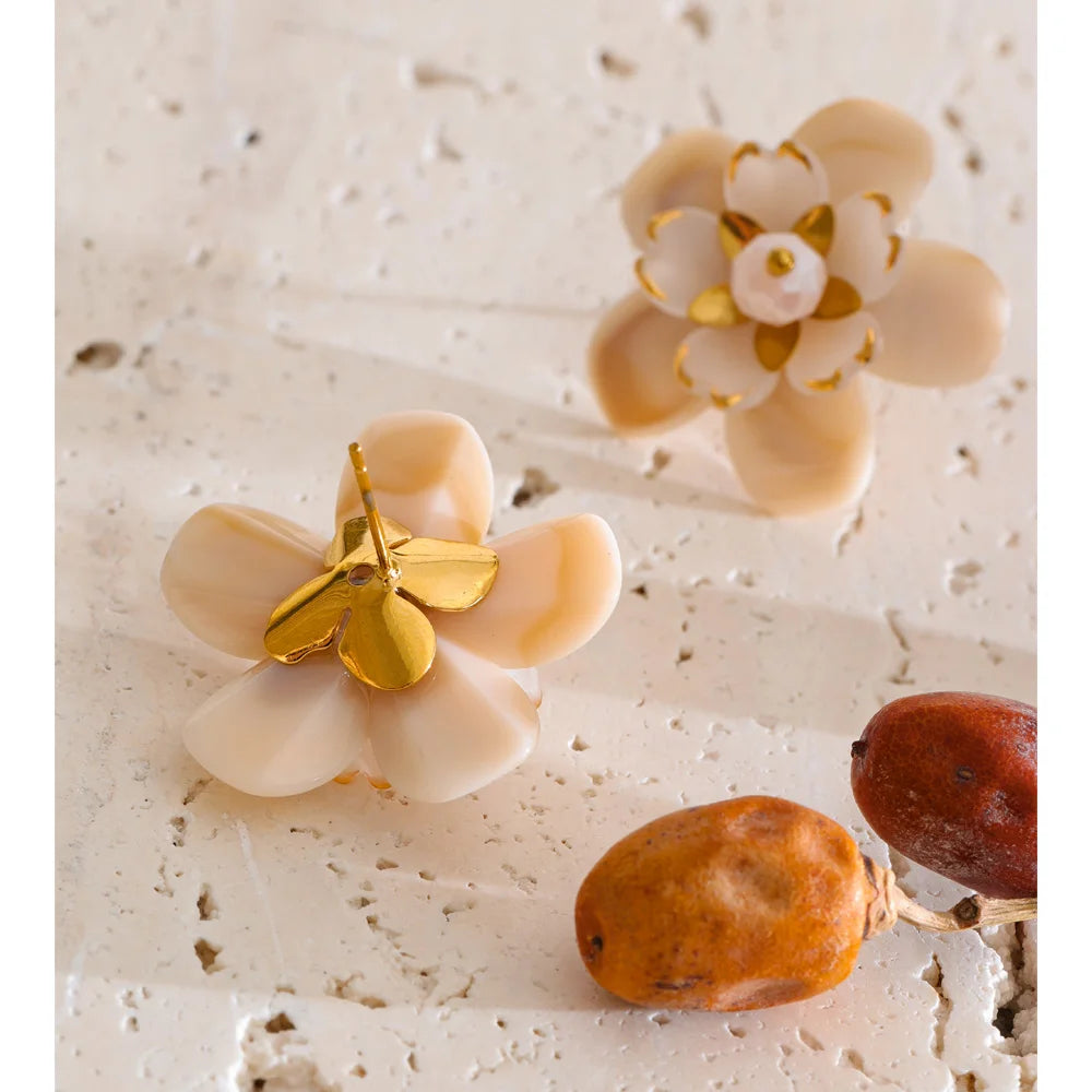 Resin flower earrings in gold-plated stainless steel with resin.