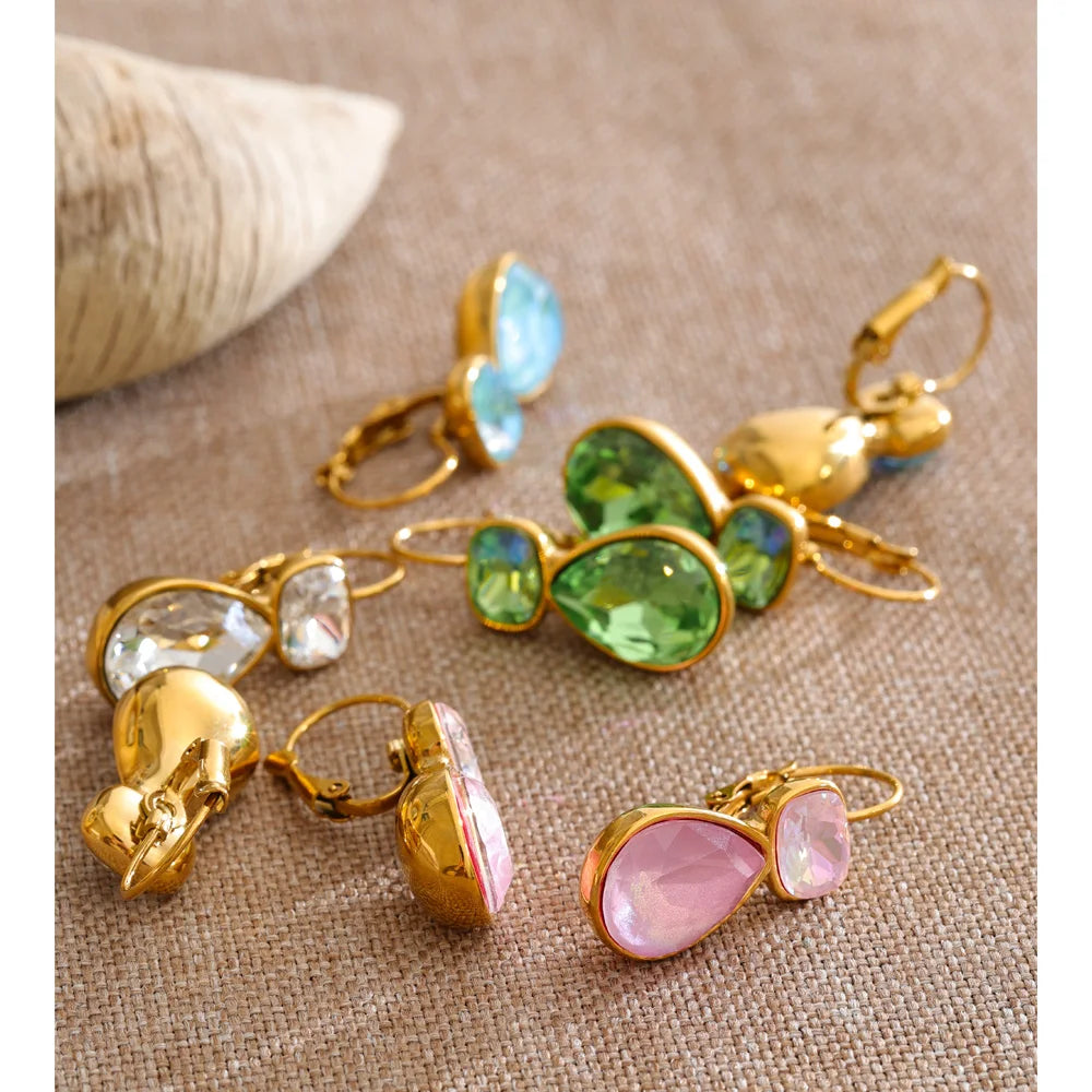 Crystal geometric earrings in gold-plated stainless steel with crystal.