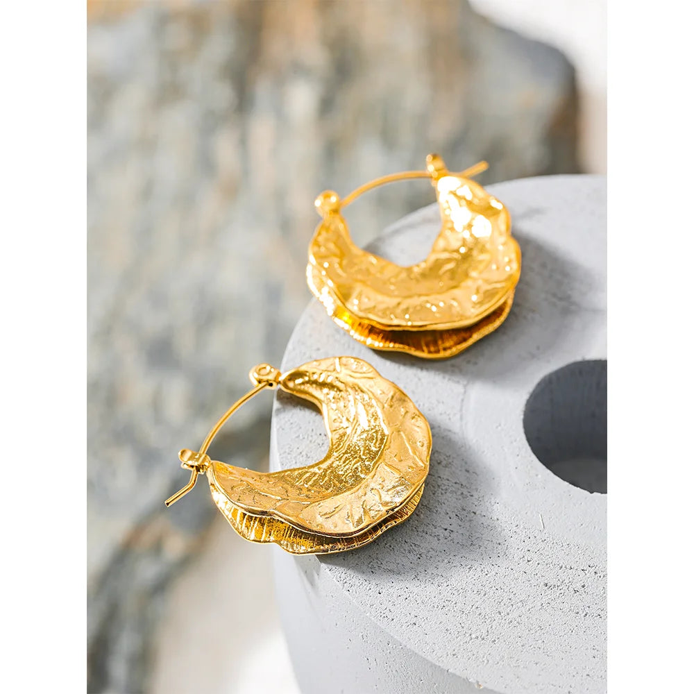 Geometric earrings in 18K gold-plated stainless steel.