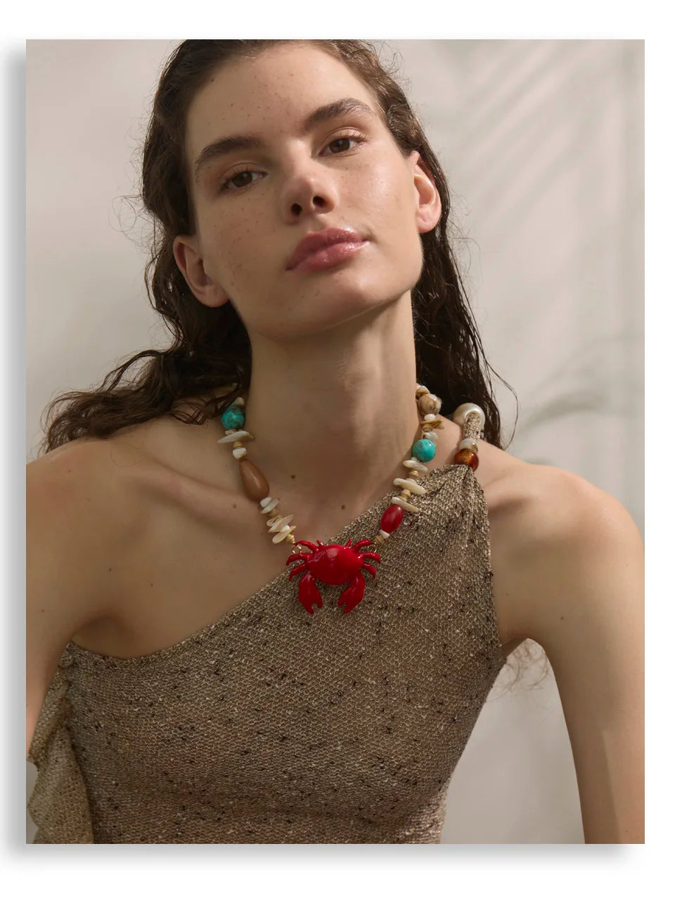 Red shell resin necklace in gold-plated stainless steel with natural stone and shell.