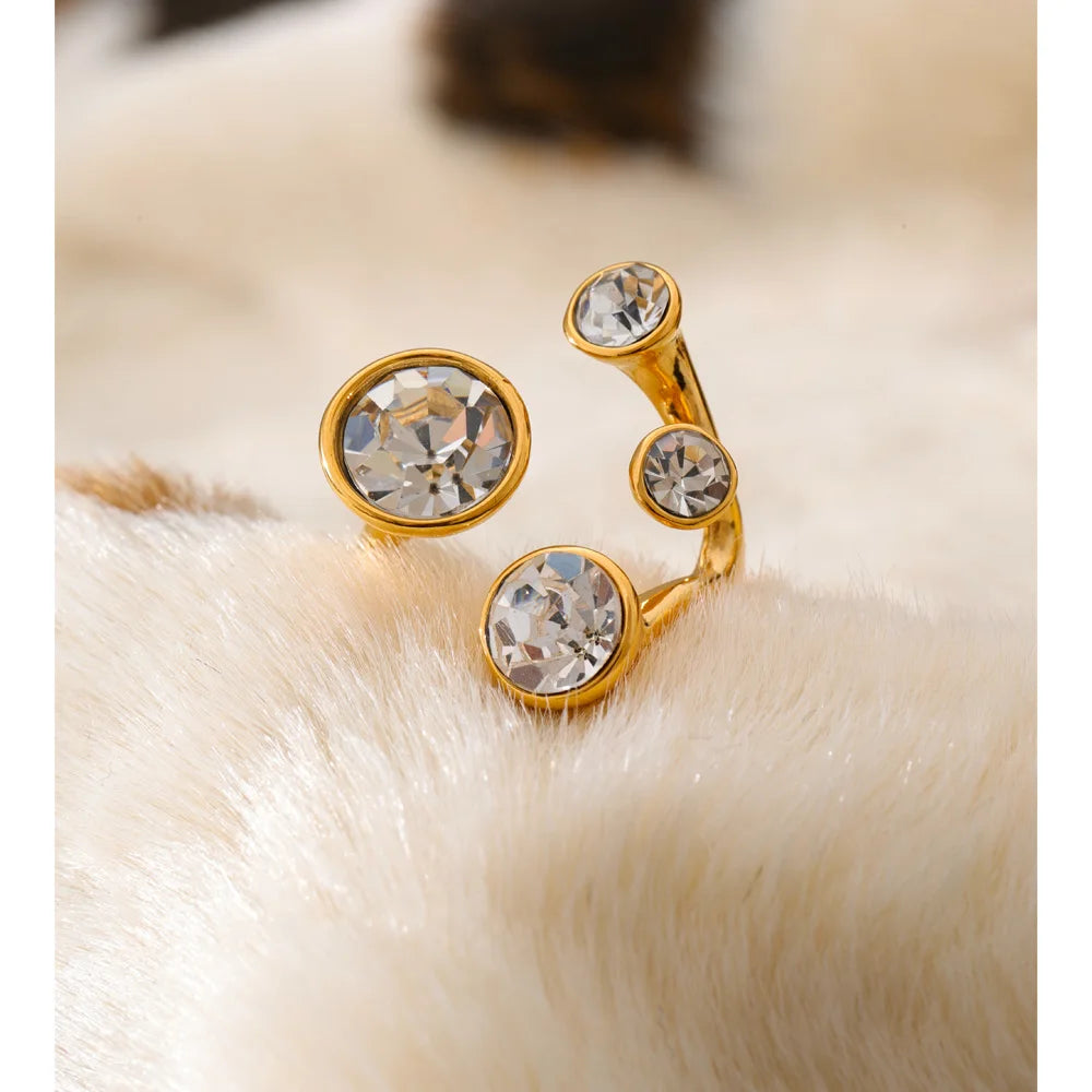 Crystal geometric ring in 18K gold-plated stainless steel with crystal.