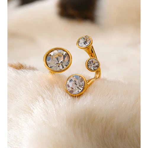 Crystal geometric ring in 18K gold-plated stainless steel with crystal.