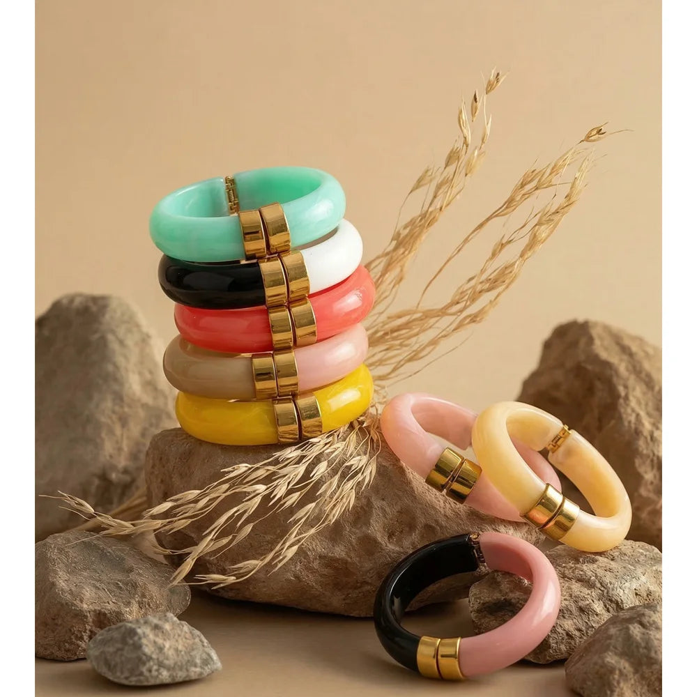 Resin acrylic geometric bracelet in gold-plated stainless steel with resin and acrylic.