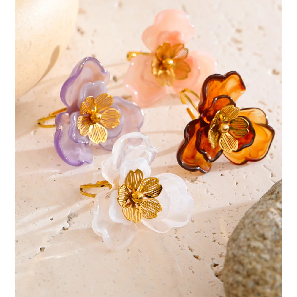 Resin flower ring in 18K gold-plated stainless steel with resin.