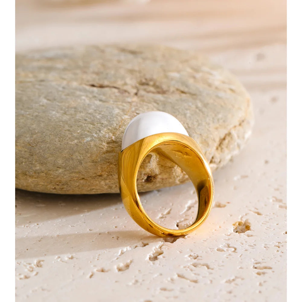 Pearl geometric ring in gold-plated stainless steel with pearl.