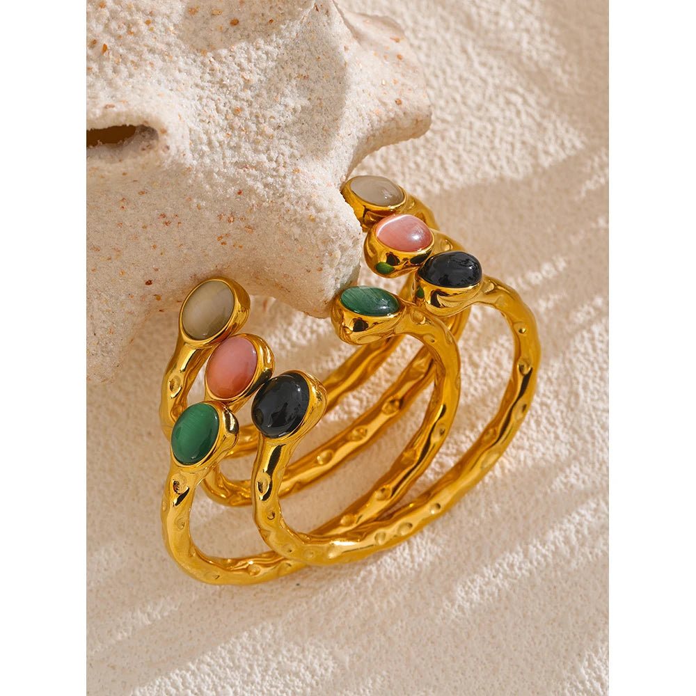 Natural stone geometric bracelet in gold-plated stainless steel with natural stone.