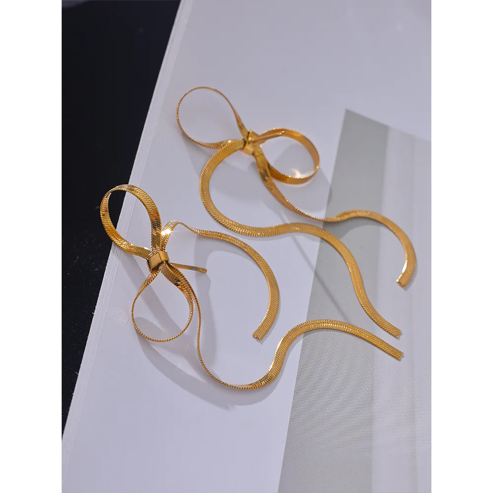 Bow chain earrings in gold-plated stainless steel.
