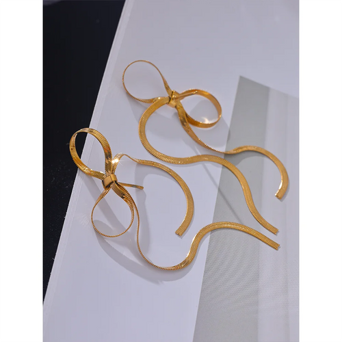 Bow chain earrings in gold-plated stainless steel.
