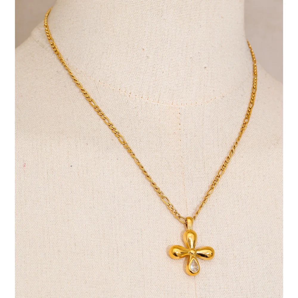 Cubic zirconia flower necklace in gold-plated stainless steel with cubic zirconia.