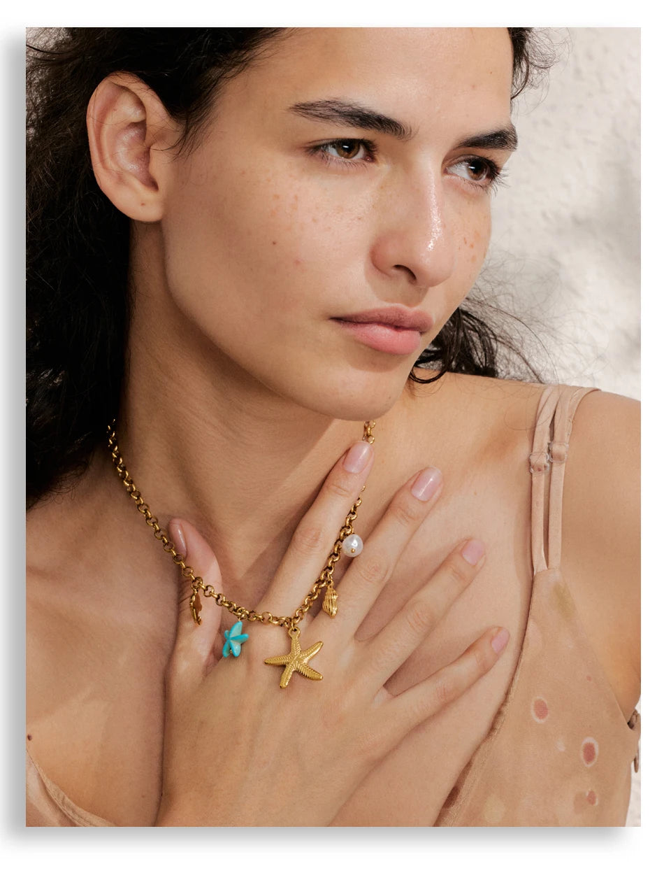 Shell star geometric necklace in gold-plated stainless steel with shell.