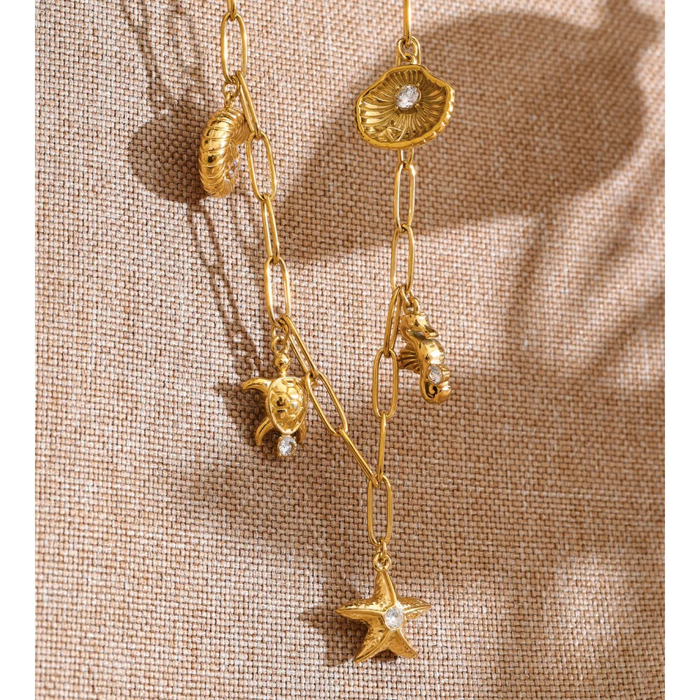 Cubic zirconia shell star necklace in gold-plated stainless steel with cubic zirconia and shell.