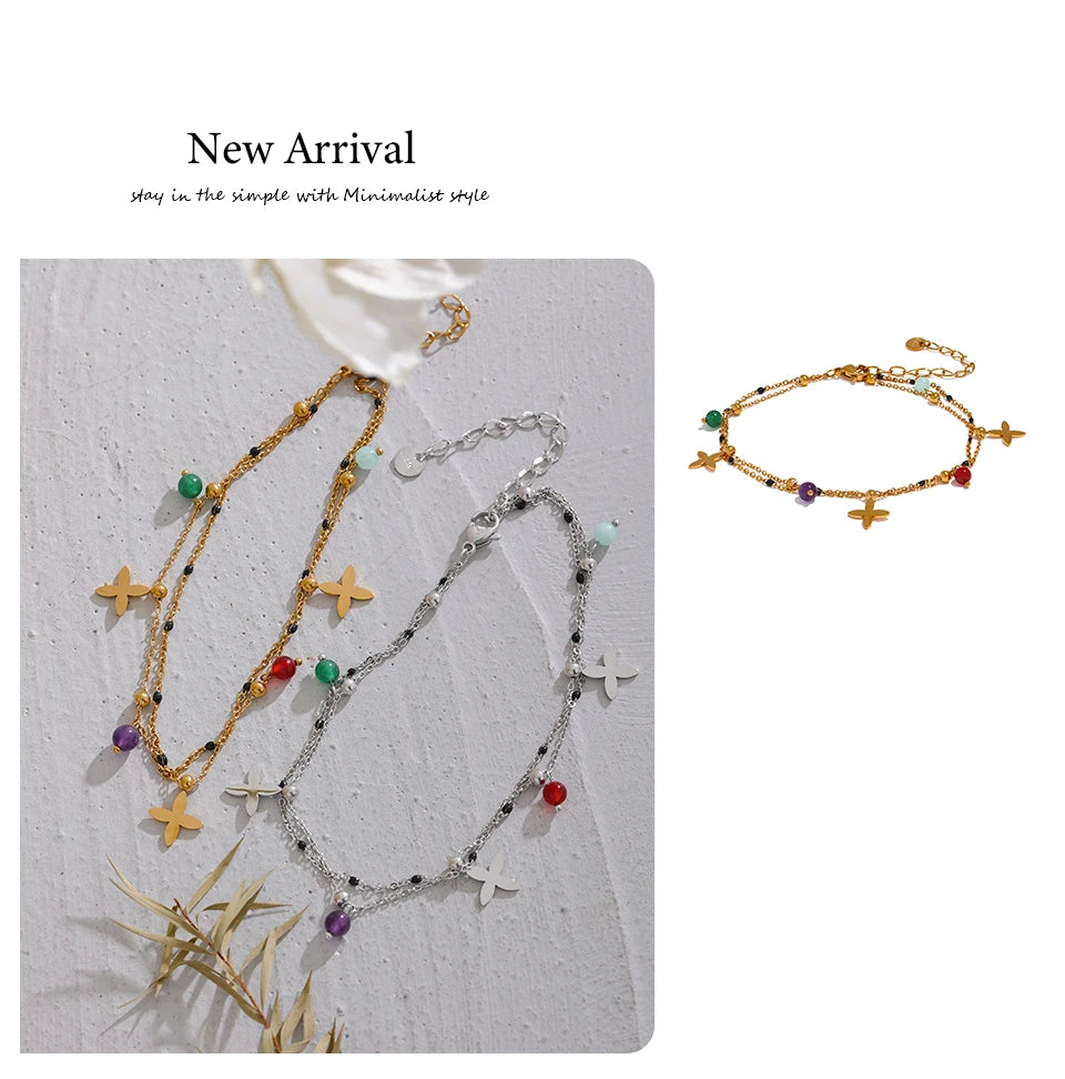 Natural stone flower beaded necklace in gold-plated stainless steel with natural stone.