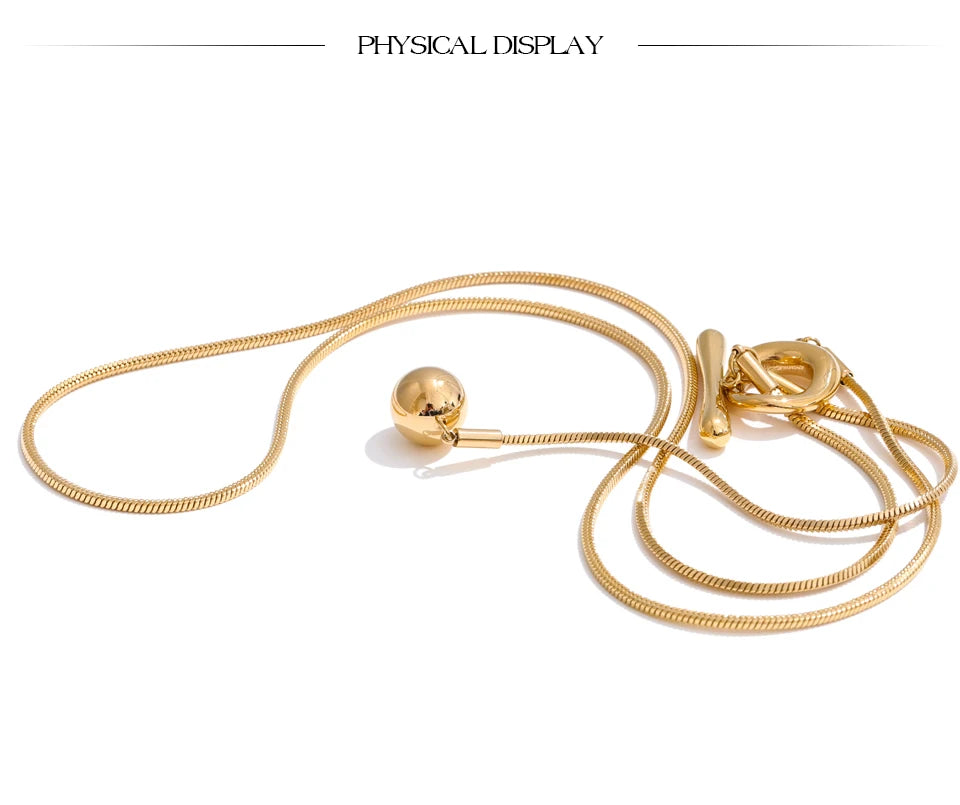 Geometric chain necklace in gold-plated stainless steel.