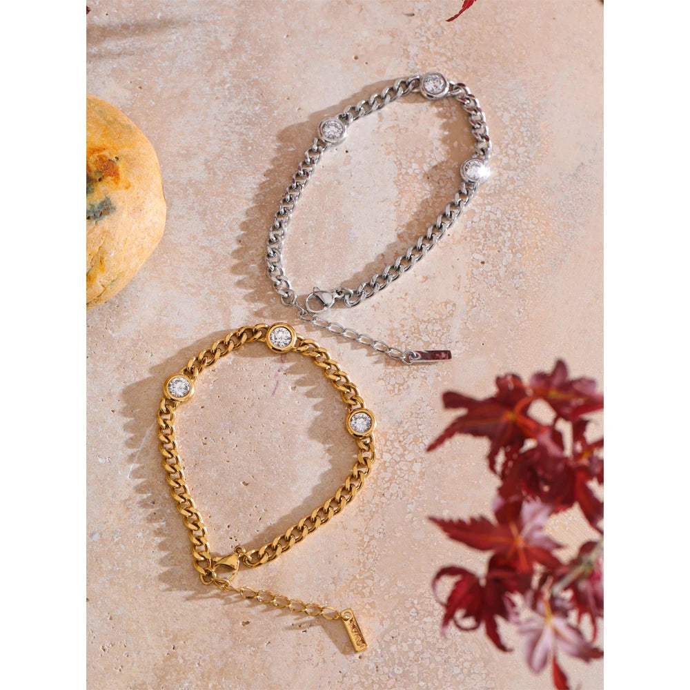 Cubic zirconia geometric chain necklace in gold-plated stainless steel with cubic zirconia.