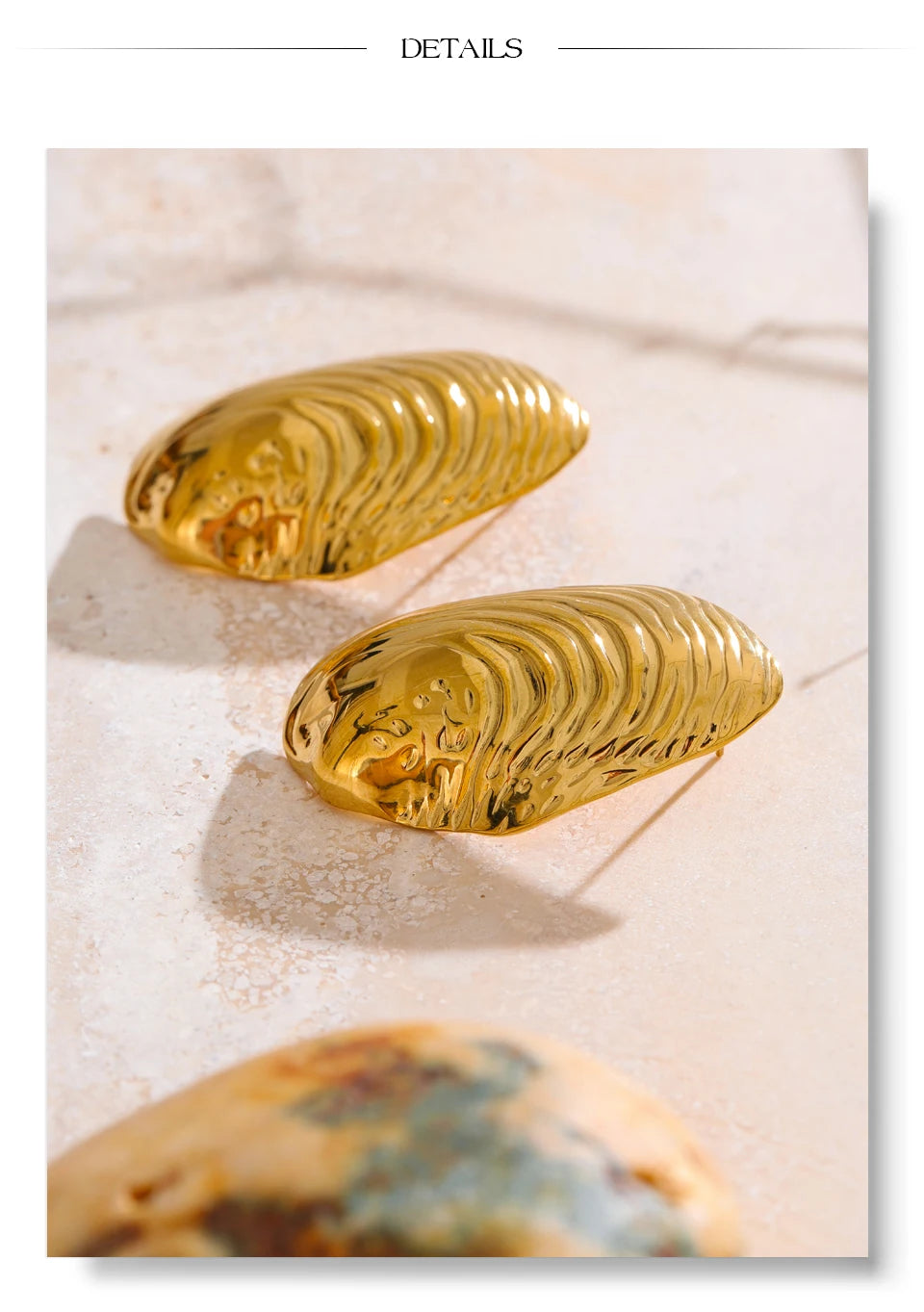 Geometric earrings in gold-plated stainless steel.