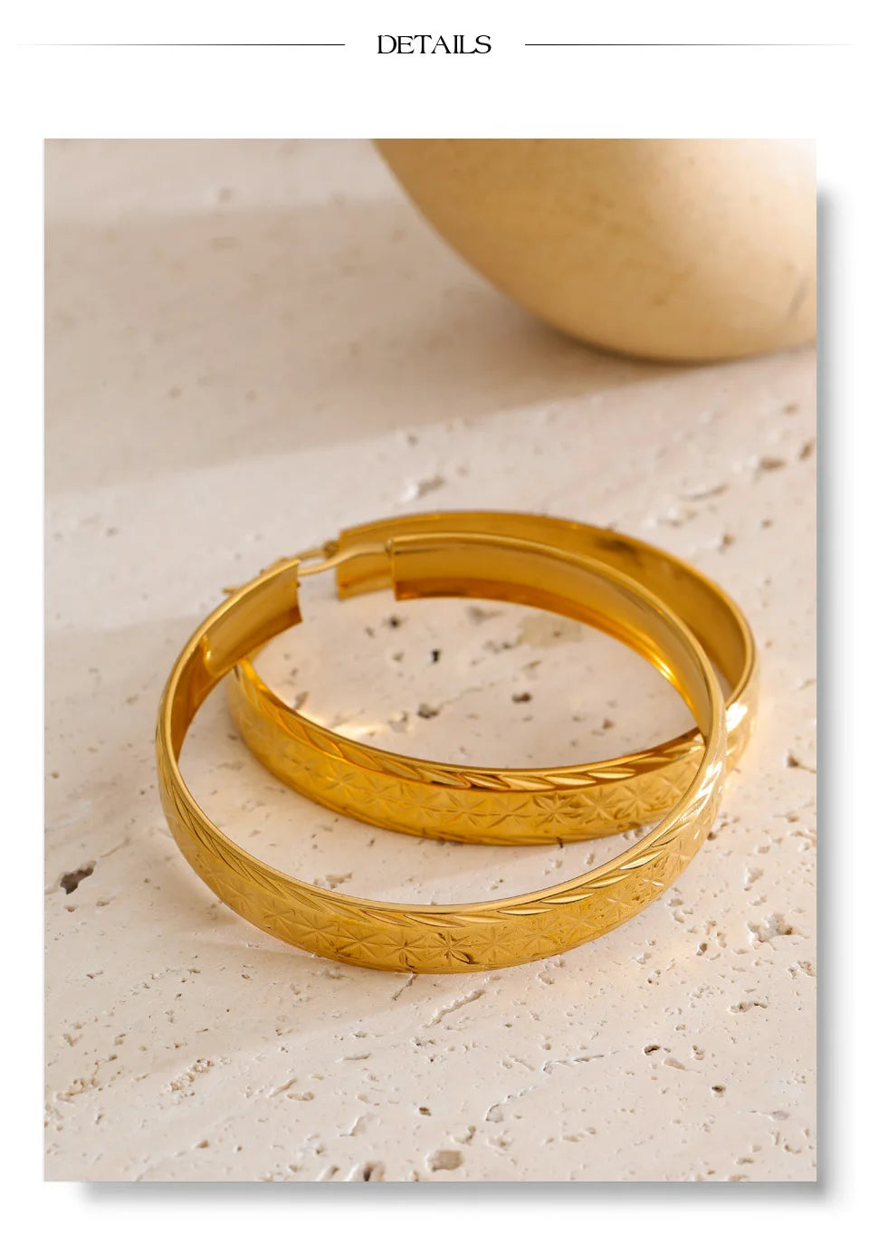 Geometric earrings in gold-plated stainless steel.