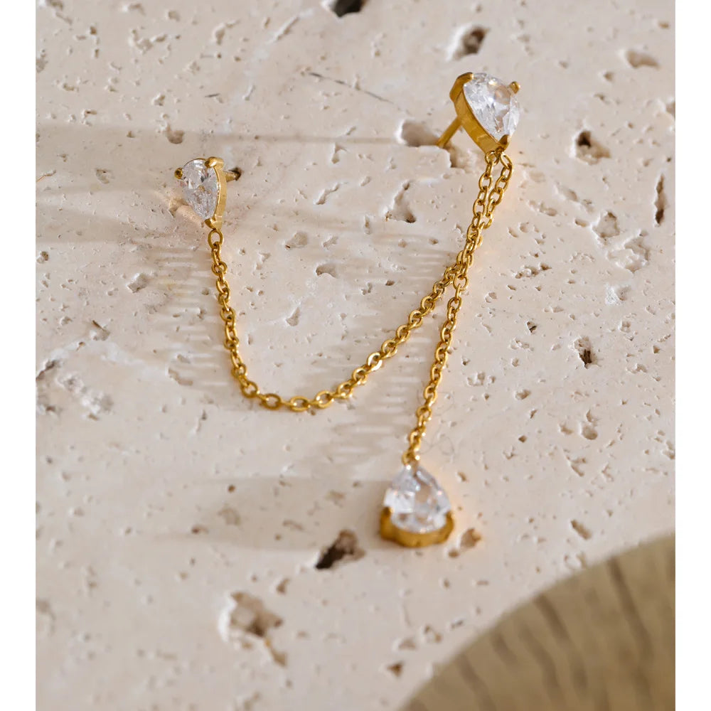 Cubic zirconia chain earrings in gold-plated stainless steel with cubic zirconia.