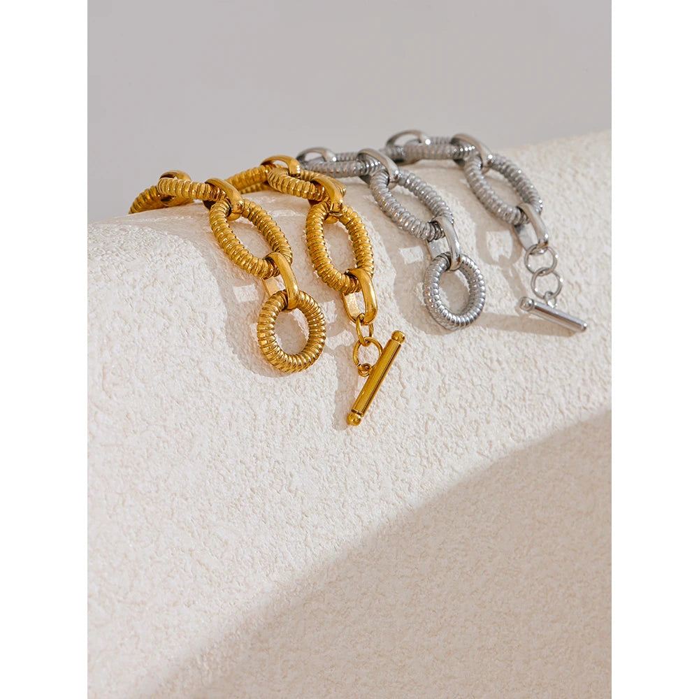 Hammered geometric chain necklace in gold-plated 316L stainless steel.
