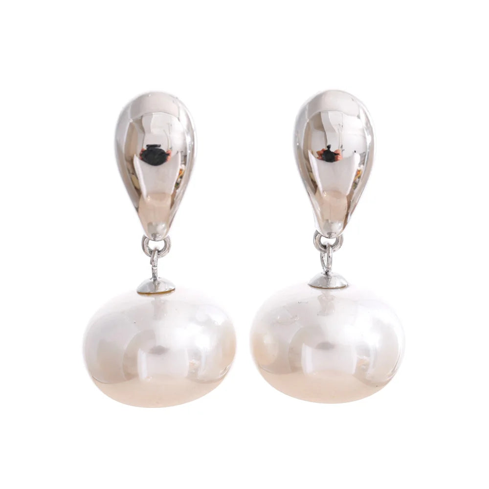 Pearl geometric earrings in gold-plated stainless steel with pearl.