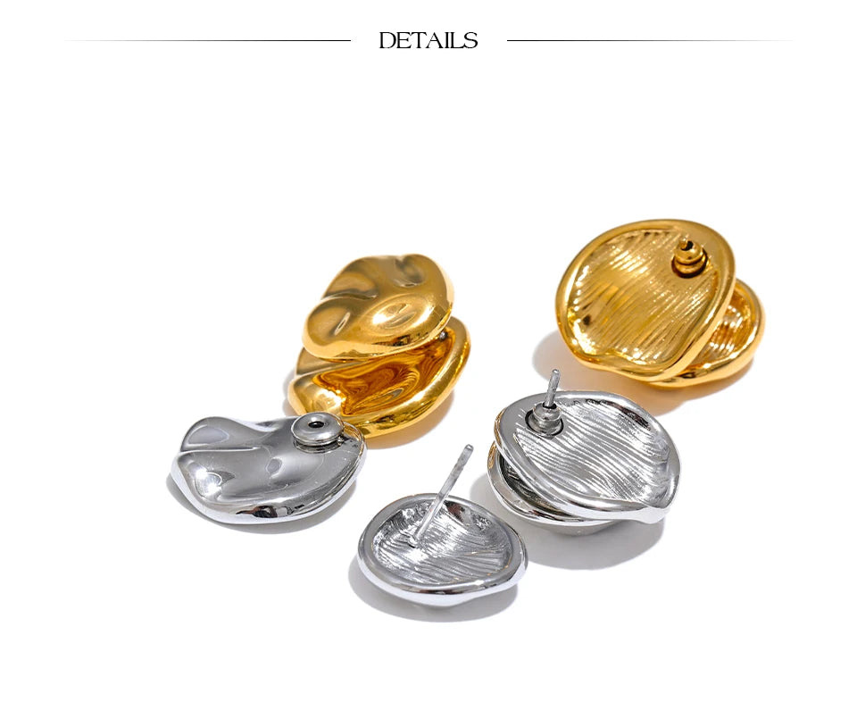 Hammered geometric earrings in gold-plated stainless steel.