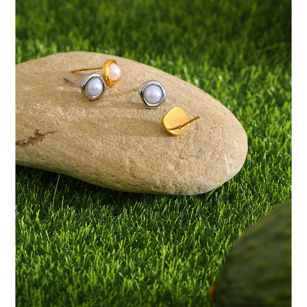 Pearl geometric earrings in gold-plated stainless steel with pearl.
