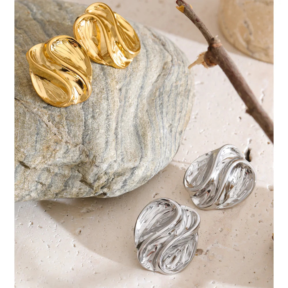 Geometric earrings in 18K gold-plated stainless steel.