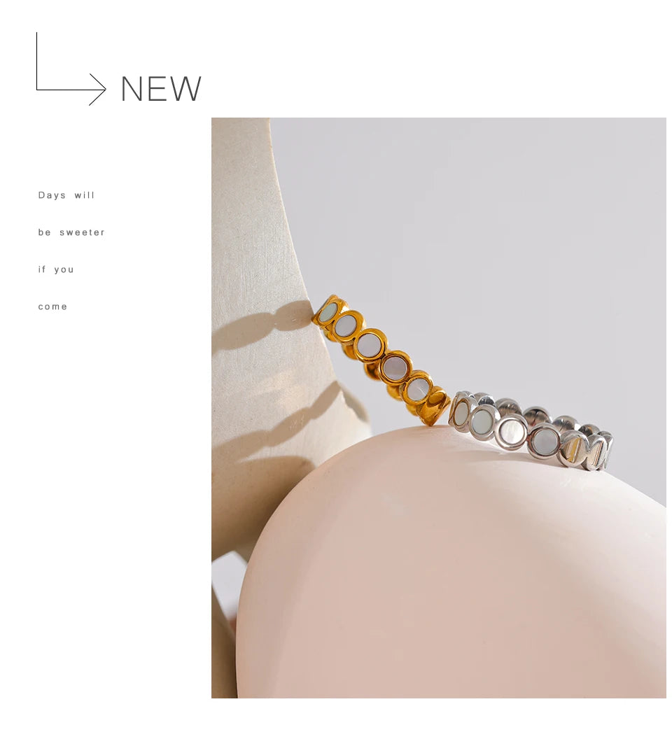 Shell geometric ring in 18K gold-plated stainless steel with shell.