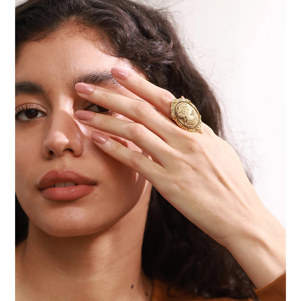Pearl resin geometric ring in 18K gold-plated stainless steel with pearl and resin.