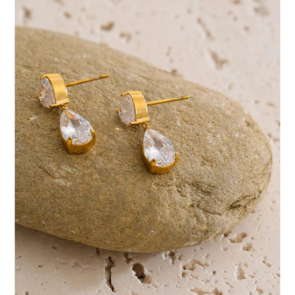 Cubic zirconia heart earrings in gold-plated stainless steel with cubic zirconia.