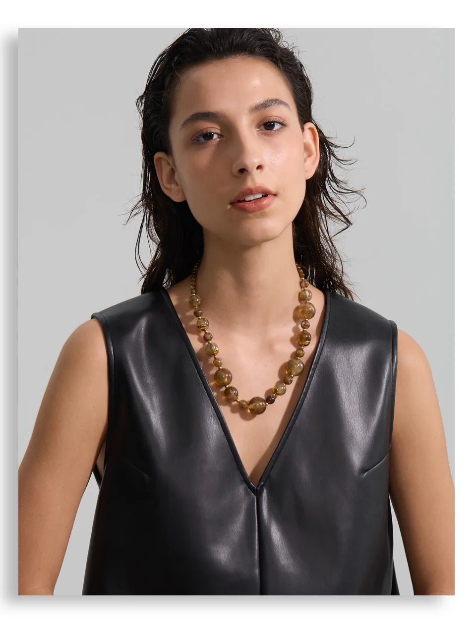 Pearl resin acrylic necklace in gold-plated stainless steel with pearl and resin.