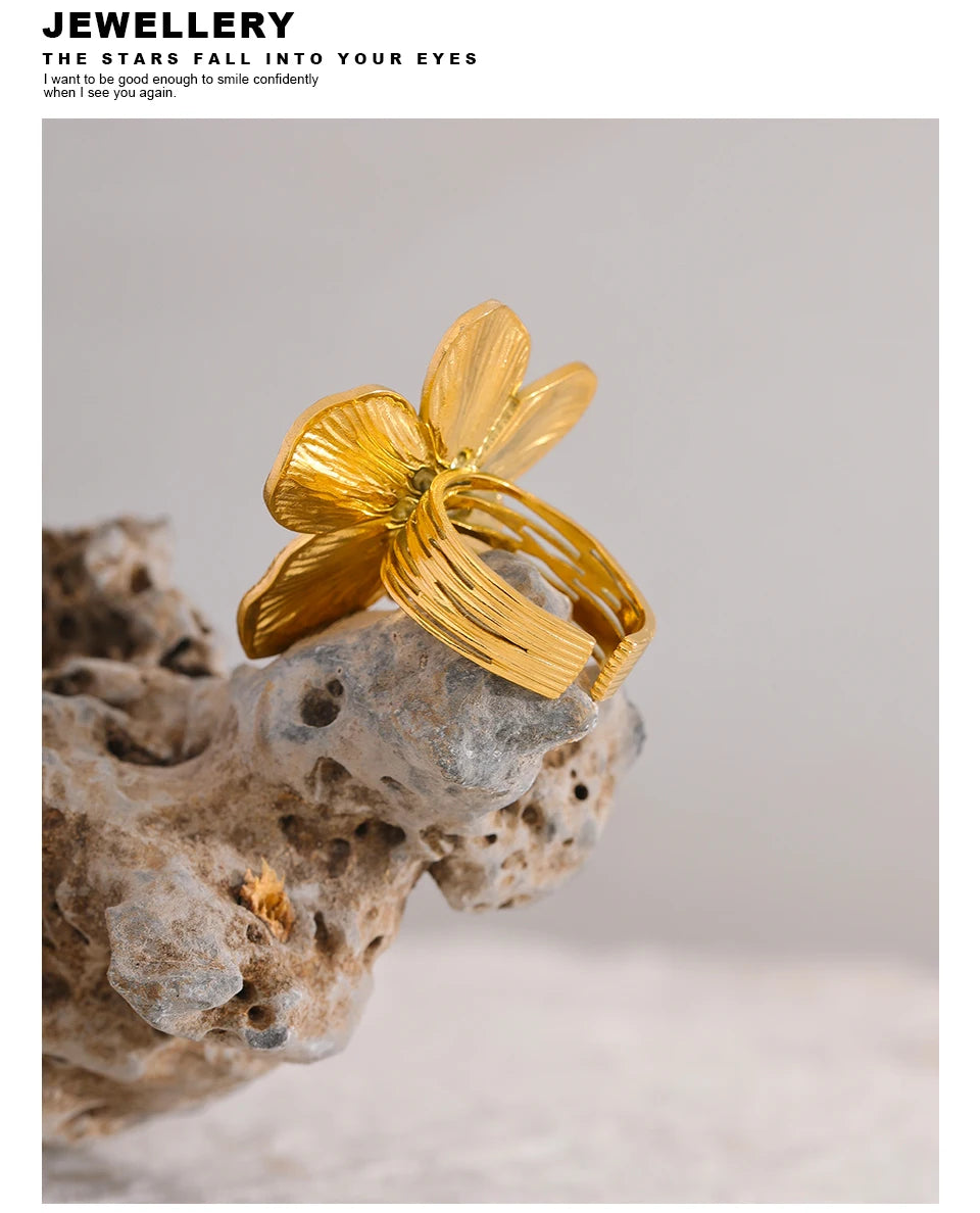 Flower geometric ring in 18K gold-plated stainless steel.