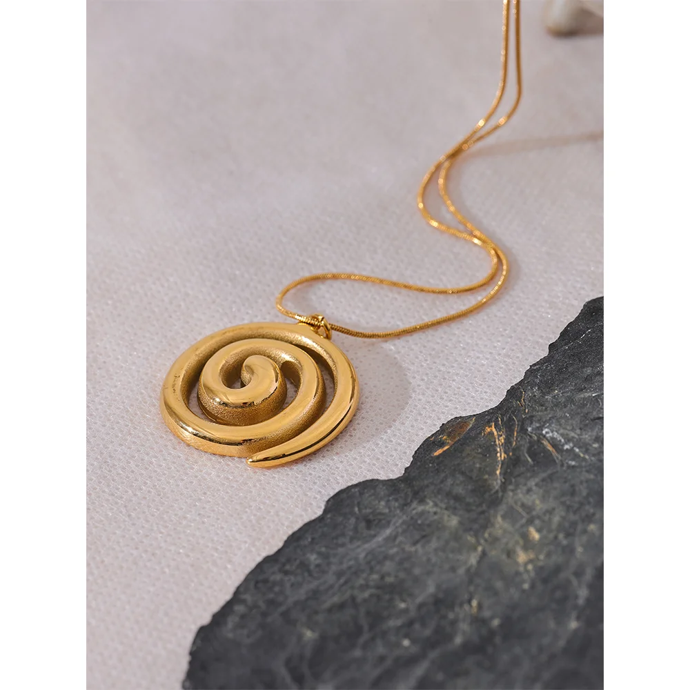 Geometric necklace in gold-plated stainless steel.