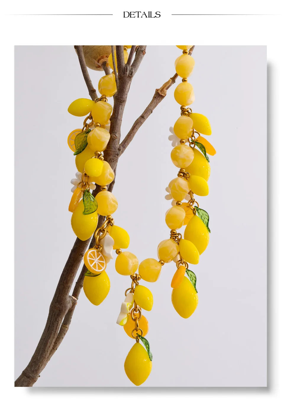 Resin geometric necklace in gold-plated stainless steel with resin.