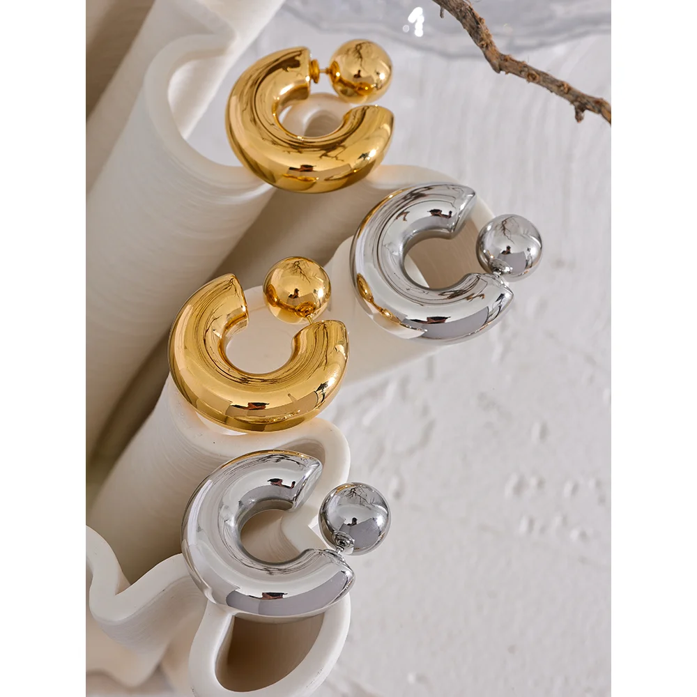 Geometric earrings in gold-plated stainless steel.