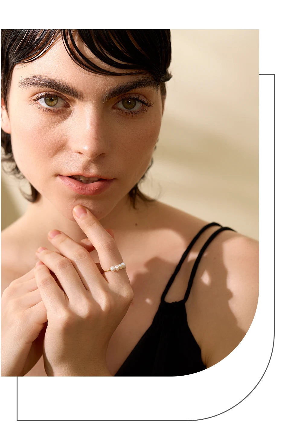 Freshwater pearl geometric ring in 18K gold-plated stainless steel with freshwater pearl.