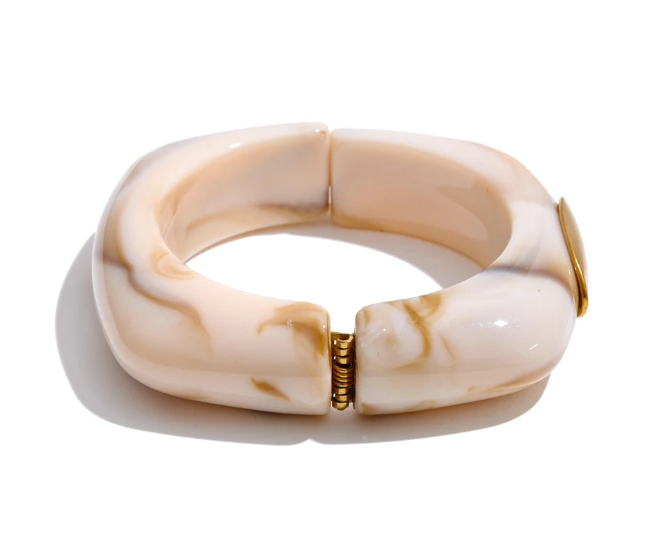 Resin acrylic geometric bracelet in gold-plated stainless steel with resin and acrylic.