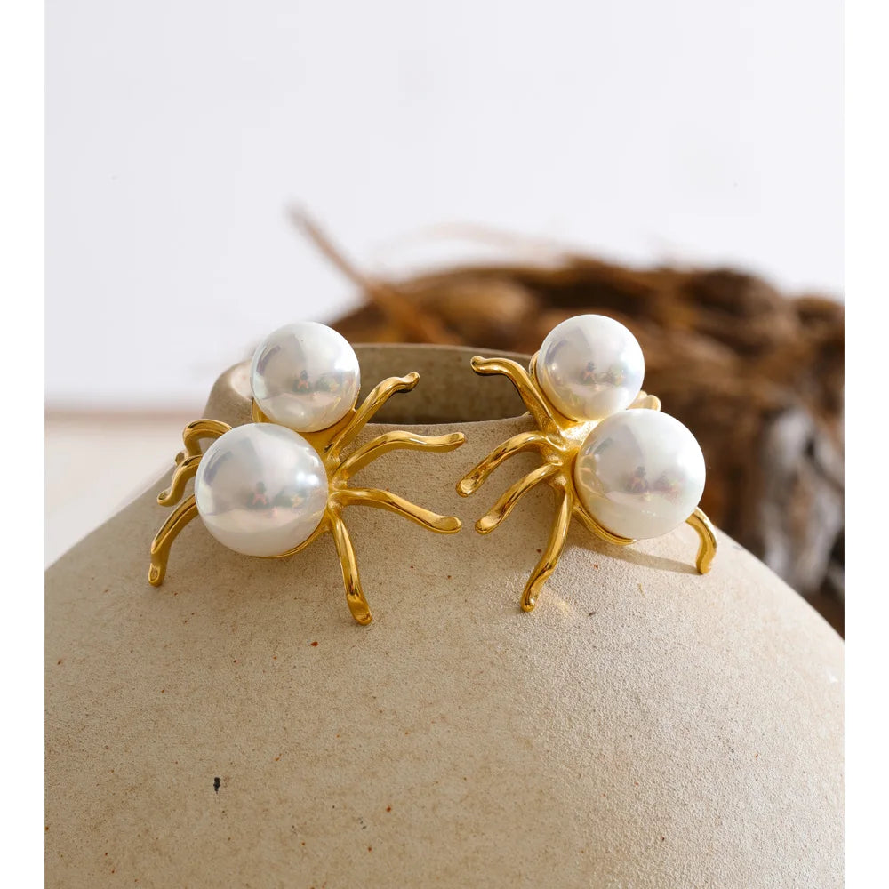Pearl geometric earrings in gold-plated stainless steel with pearl.
