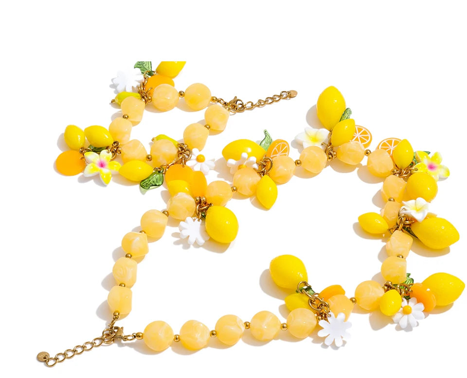 Resin geometric necklace in gold-plated stainless steel with resin.