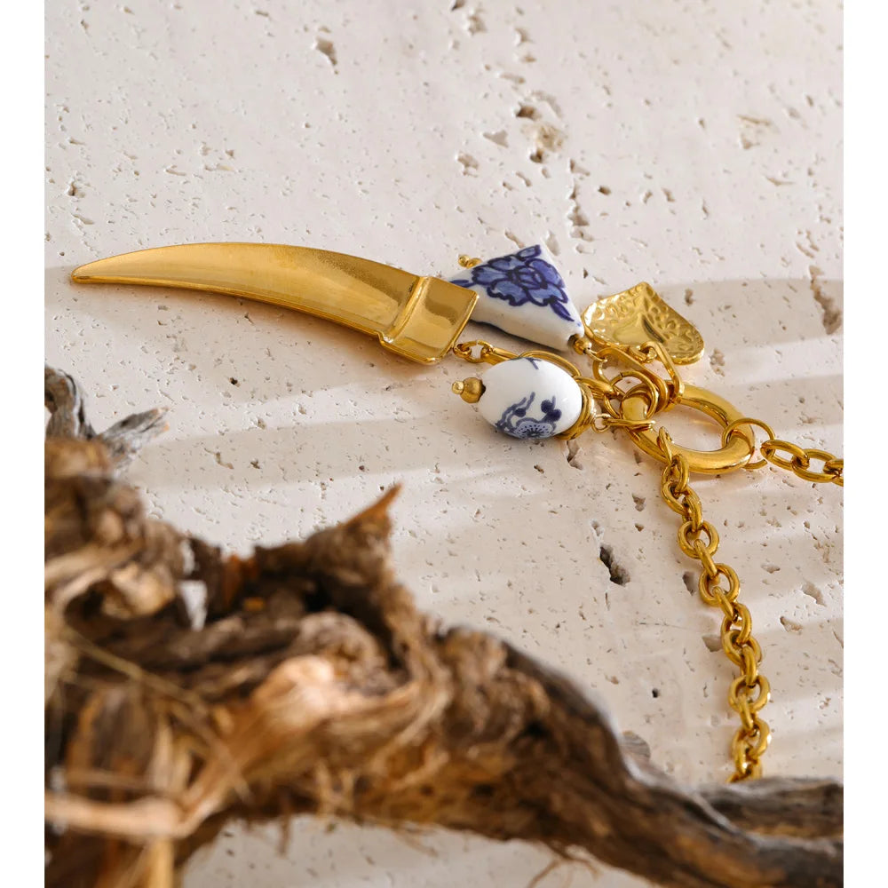 Heart geometric necklace in gold-plated stainless steel.
