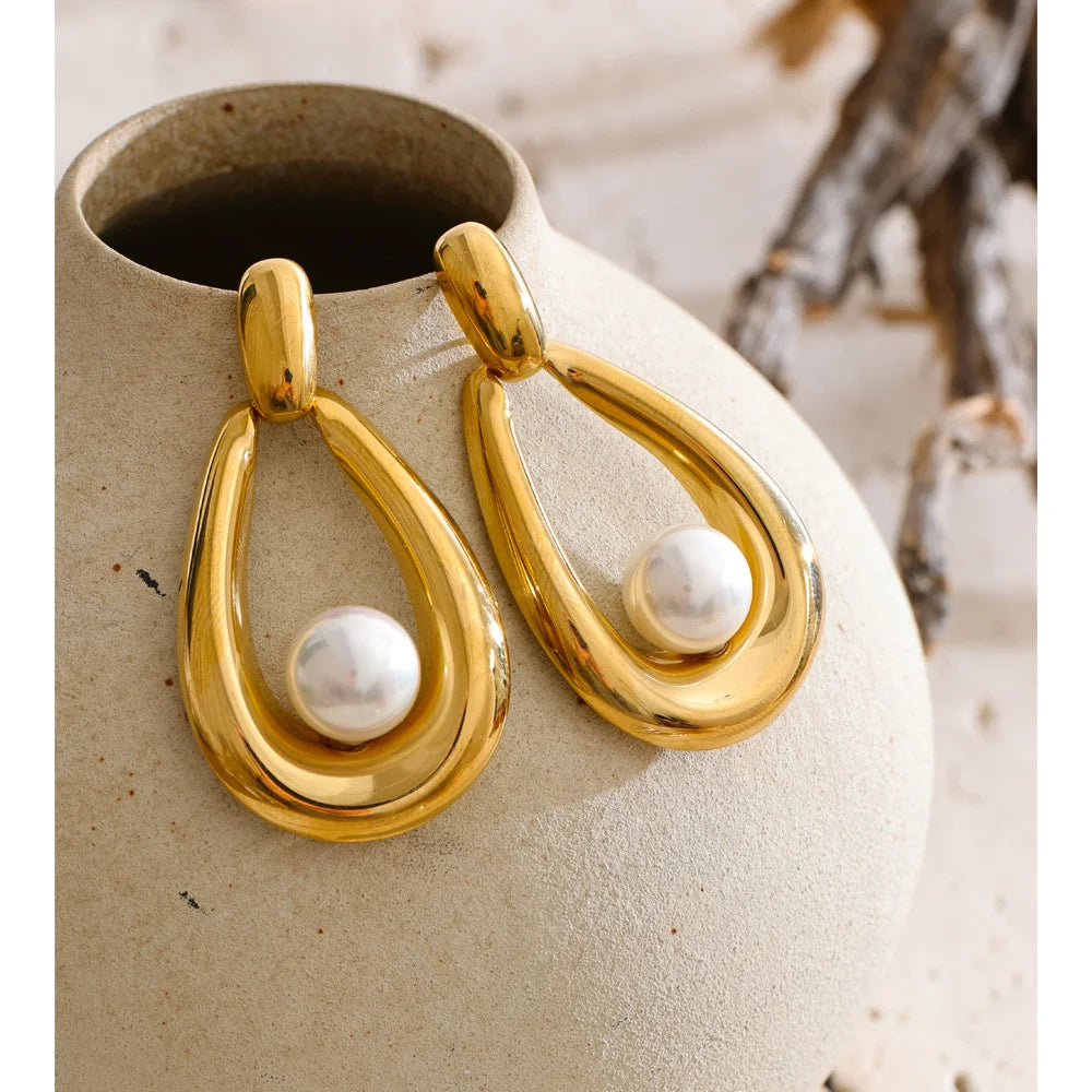 Pearl geometric earrings in gold-plated stainless steel with pearl.