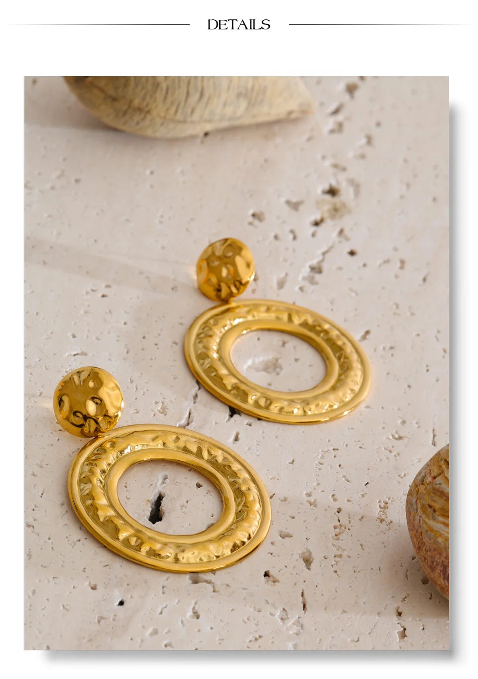Geometric earrings in gold-plated stainless steel.