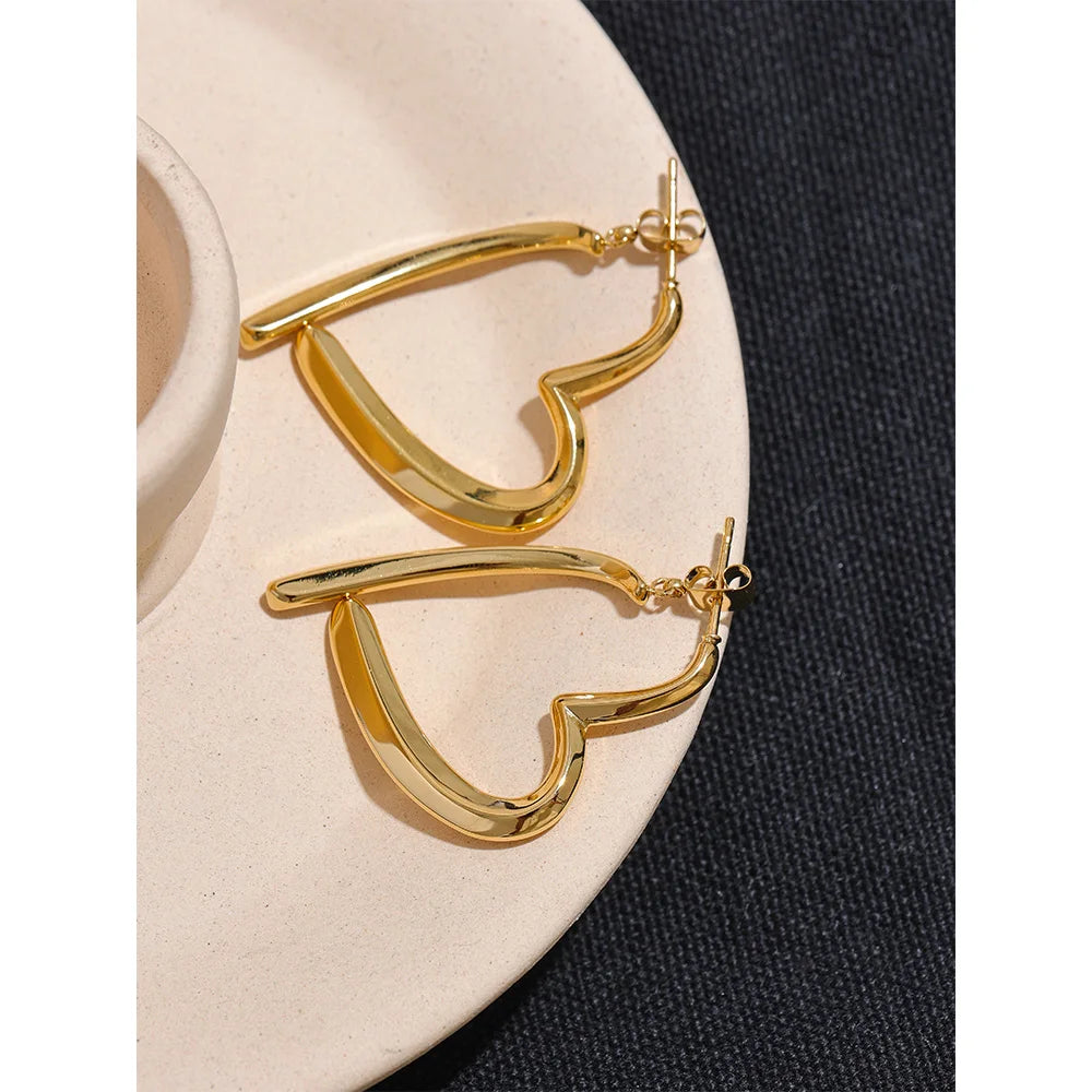 Heart minimalist earrings in gold-plated stainless steel.