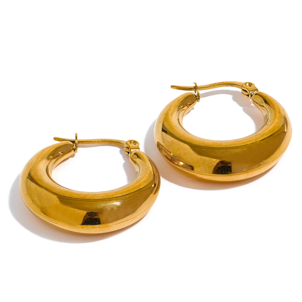 Hammered geometric earrings in 18K gold-plated stainless steel.