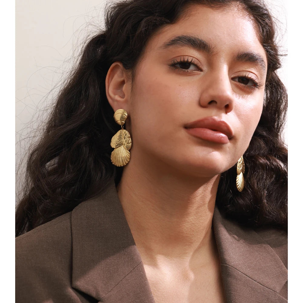 Shell geometric earrings in gold-plated stainless steel with shell.