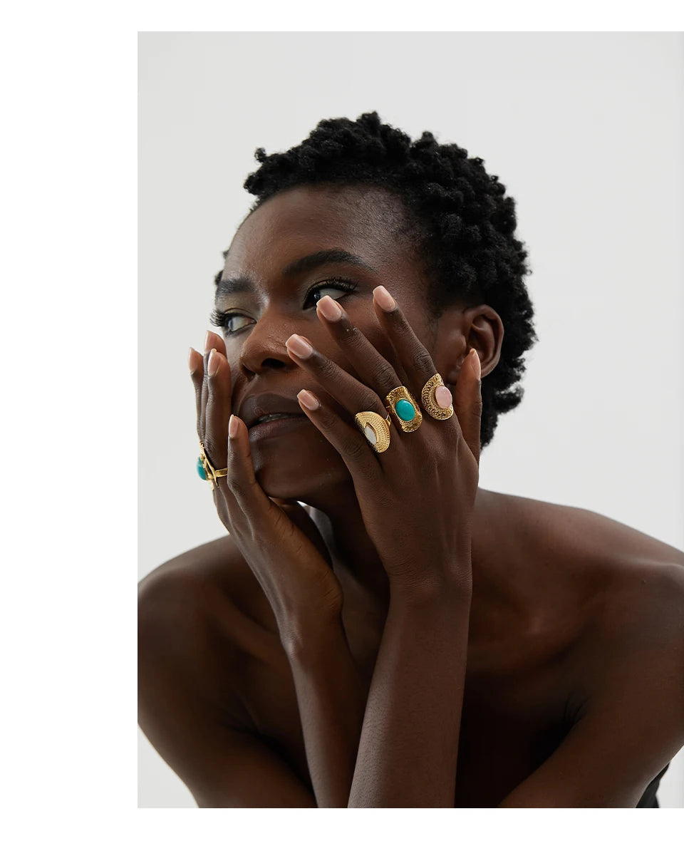 Green natural stone geometric ring in 18K gold-plated stainless steel with natural stone.
