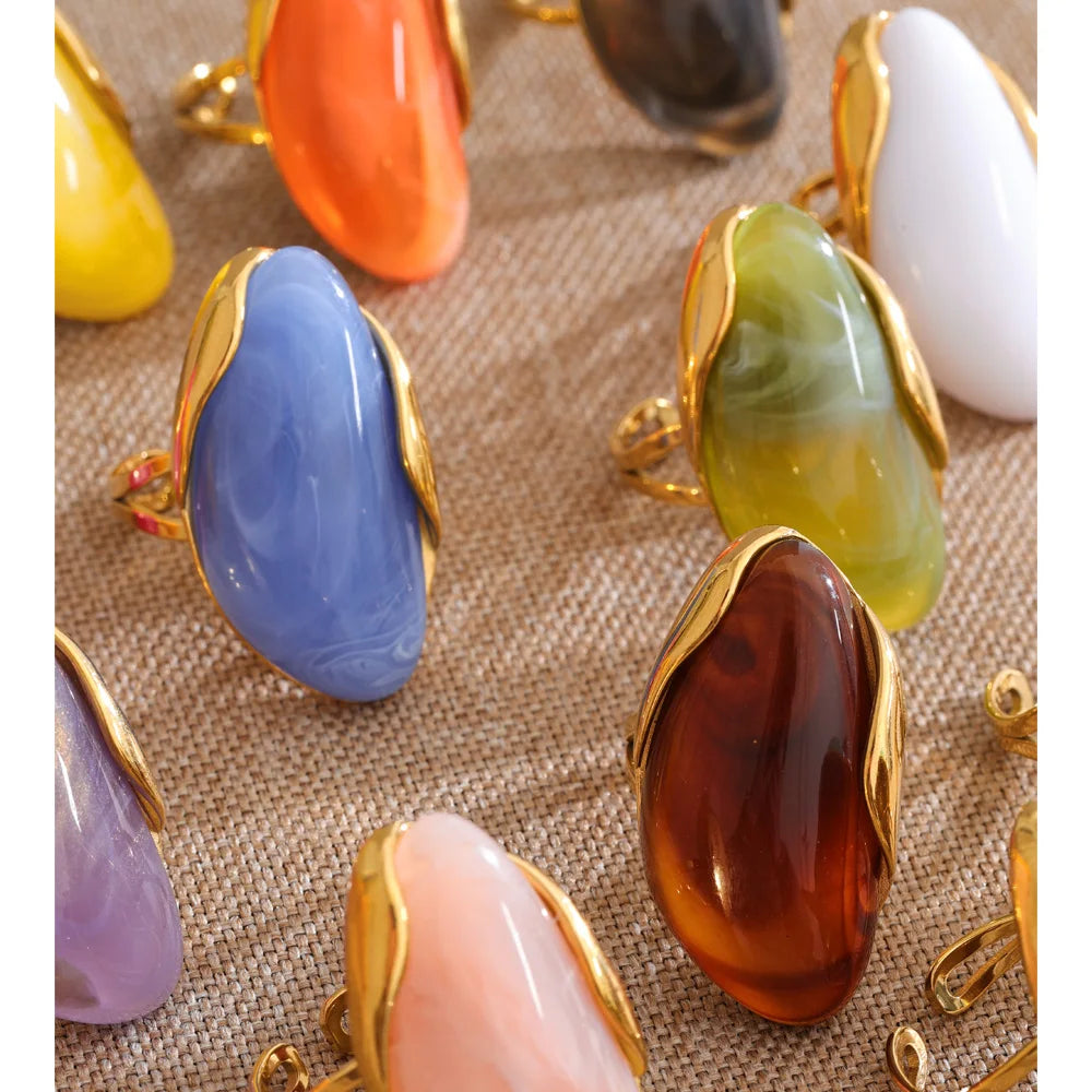 Resin multi-color geometric ring in 18K gold-plated stainless steel with resin.